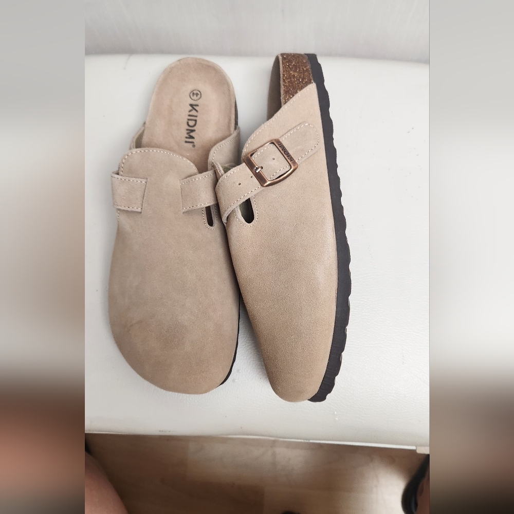 KIDMI Women's Tan Slip-On Shoes - Picture 3 of 7